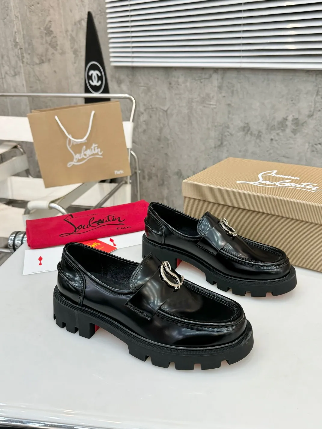 👟👟Ex-factory price 560👟👟 Top version, exclusive customization, purchasing agent level ⚡⑦ colors to choose from. Reintroducing Christian Louboutin (CL) logo design, the latest catwalk style of red-soled shoes 💥abbreviated as CL red-soled shoes T-stage catwalk style👠a new style of fresh air with a touch of nobility, perfect on the feet💃elegant and crystal clear, all accessories, materials and layouts are all customized 1:1 from the original version, zero distance from the original version 1⃣Upper: cowhide open edge beads 2⃣Inner: sheepskin 3⃣Outsole: Original one-to-one molded anti-slip two-color outsole with logo 4⃣🔺Original packaging 5⃣Number of yards: 35-42 (refundable or exchangeable if ordering 42)